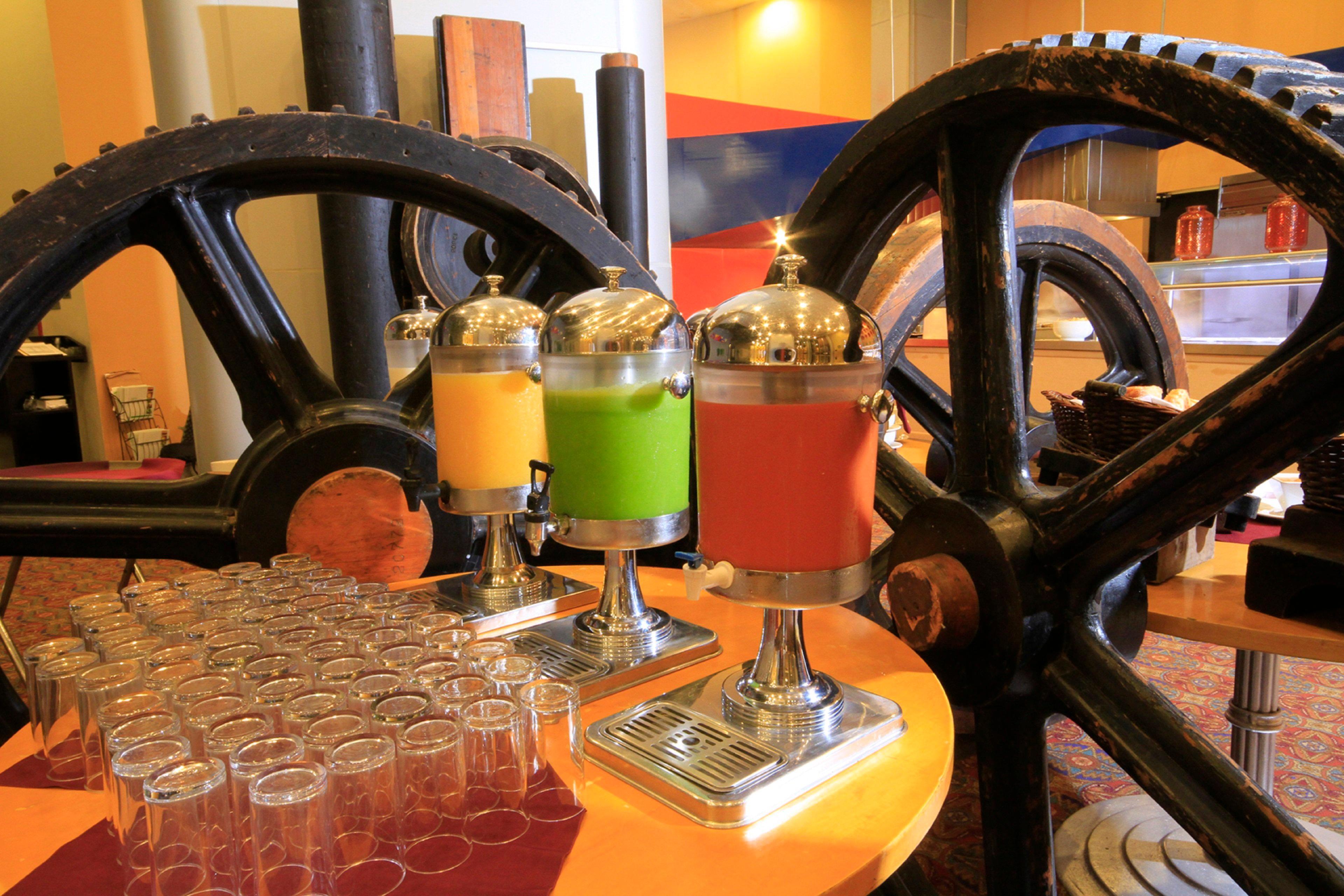 Holiday Inn Monterrey-Parque Fundidora By Ihg Ngoại thất bức ảnh Juice dispensers