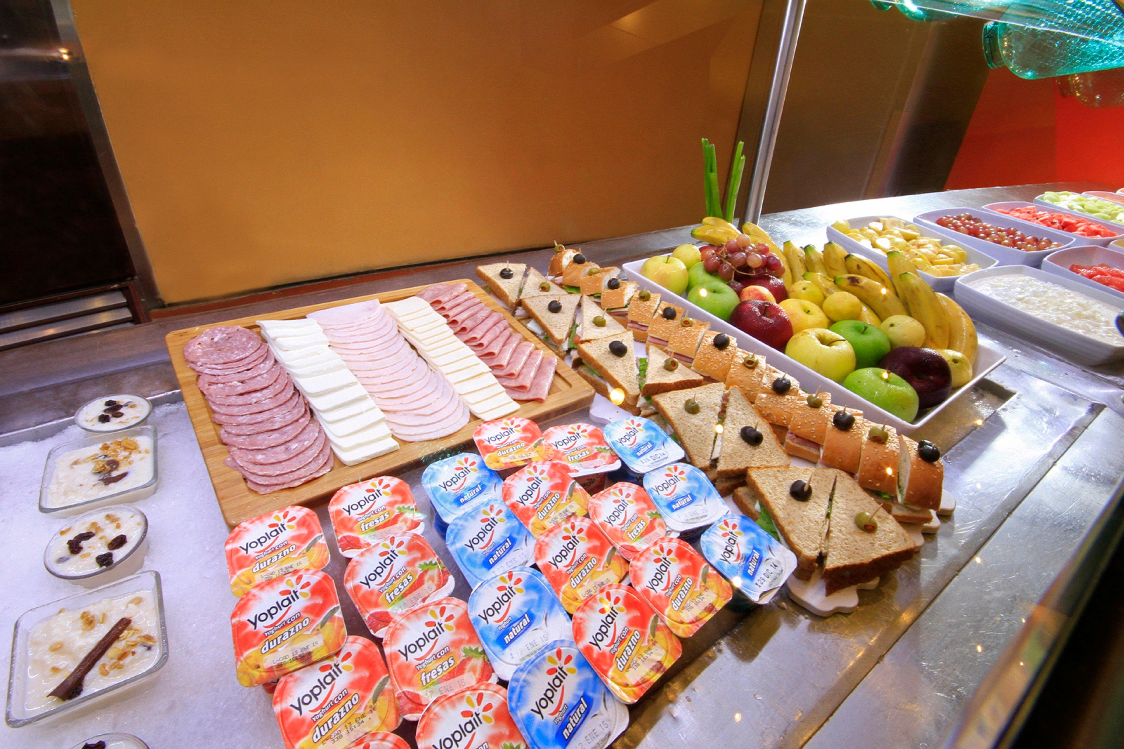 Holiday Inn Monterrey-Parque Fundidora By Ihg Ngoại thất bức ảnh Fruit and cold cuts at a buffet