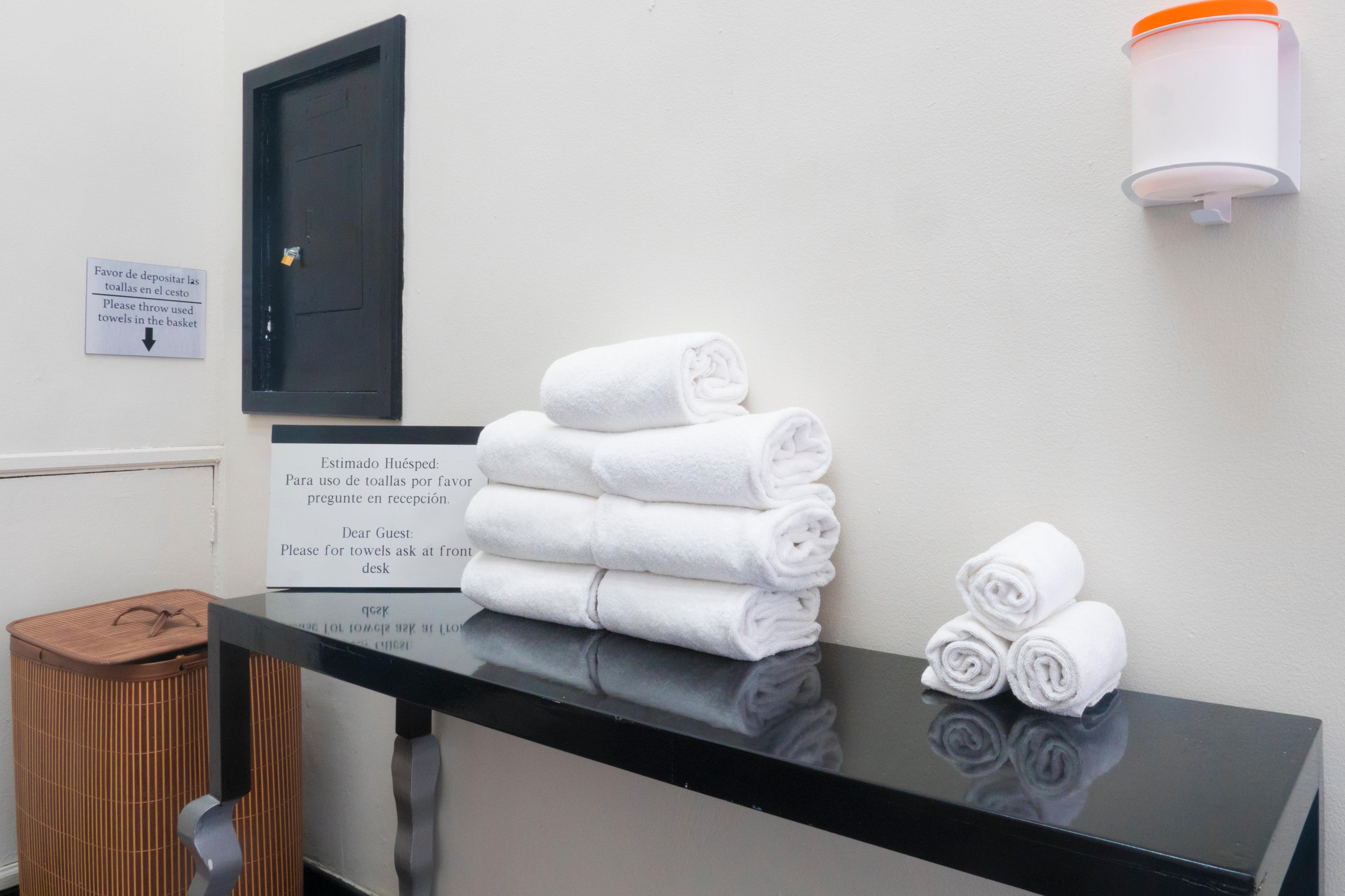 Holiday Inn Monterrey-Parque Fundidora By Ihg Ngoại thất bức ảnh Clean towels in a hotel room