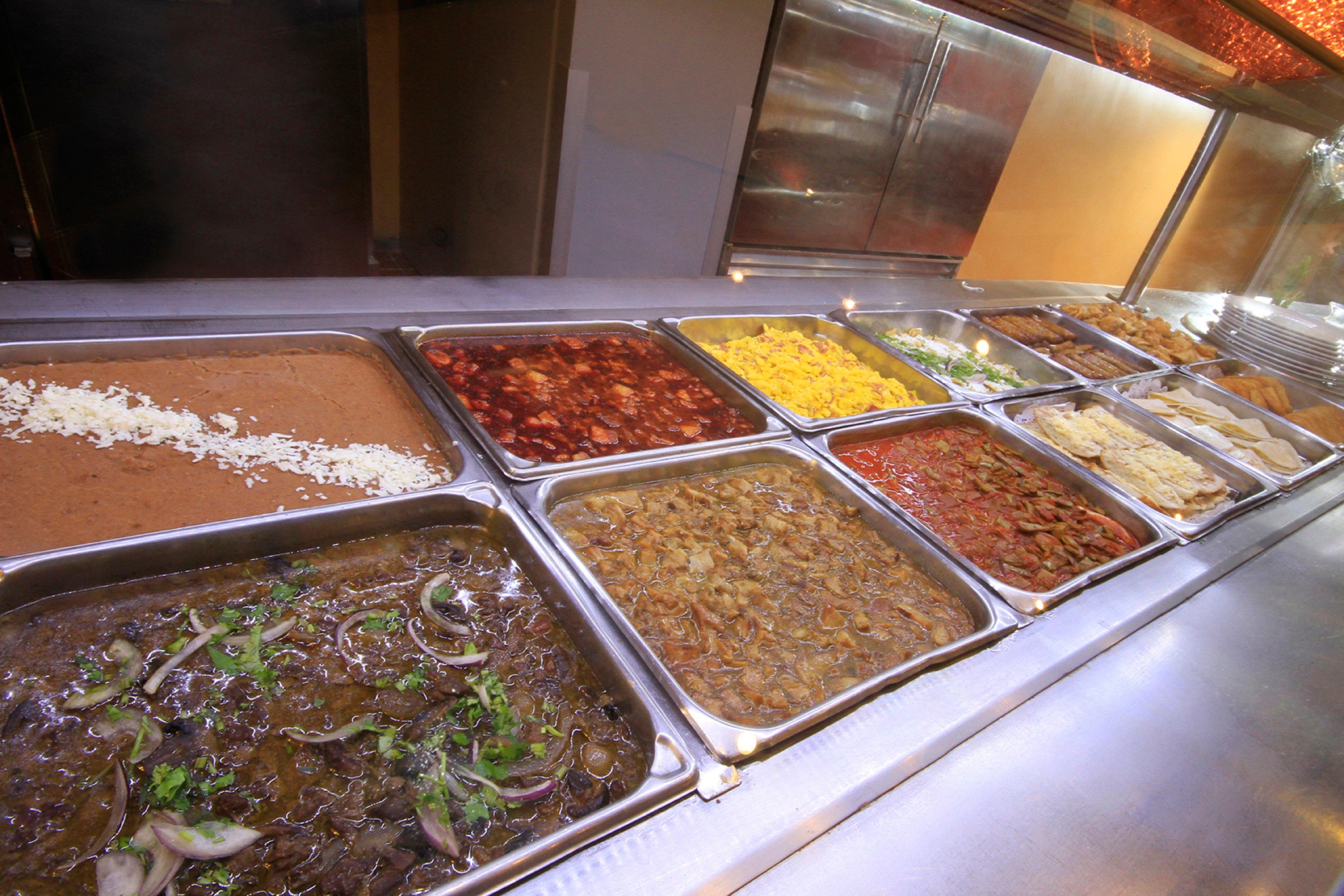 Holiday Inn Monterrey-Parque Fundidora By Ihg Ngoại thất bức ảnh A selection of Mexican food at a buffet