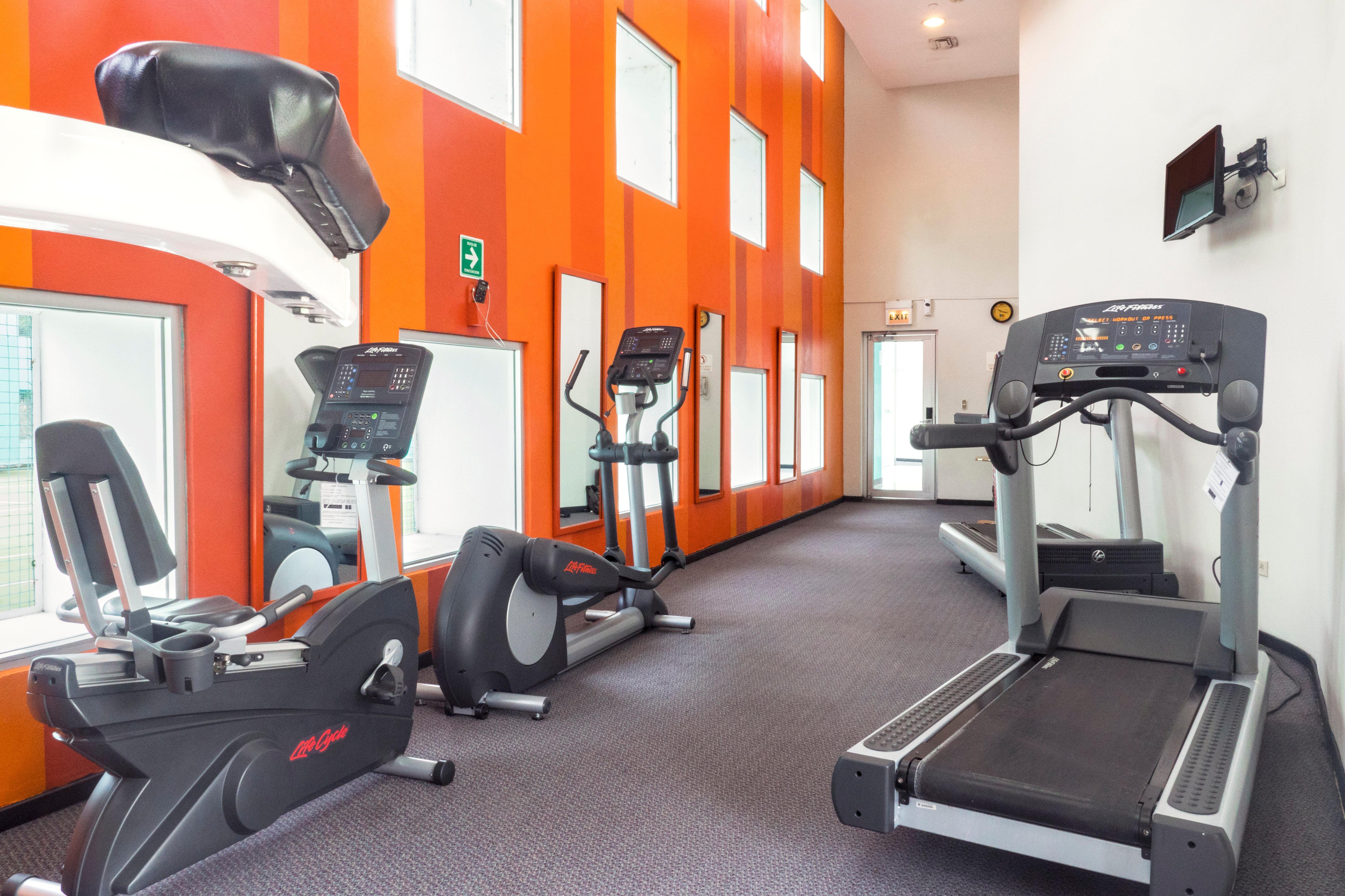 Holiday Inn Monterrey-Parque Fundidora By Ihg Ngoại thất bức ảnh A gym at a hotel