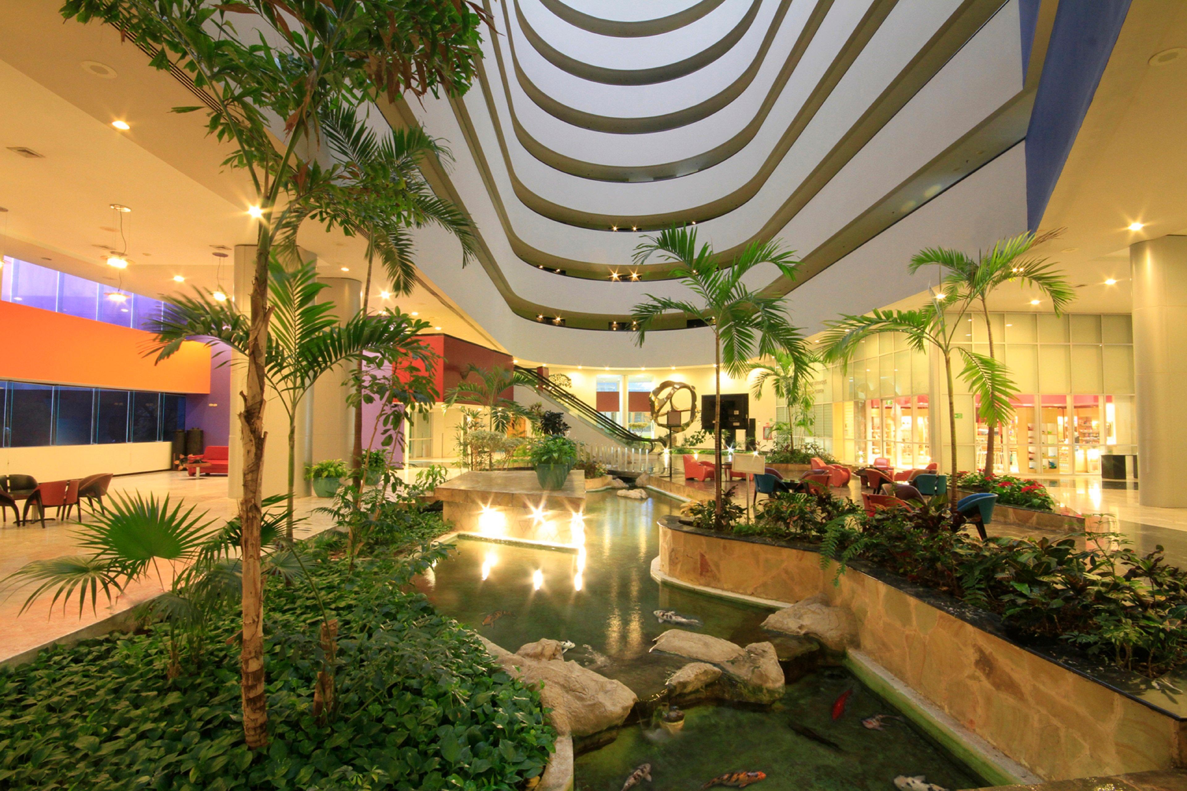 Holiday Inn Monterrey-Parque Fundidora By Ihg Ngoại thất bức ảnh The interior of the hotel