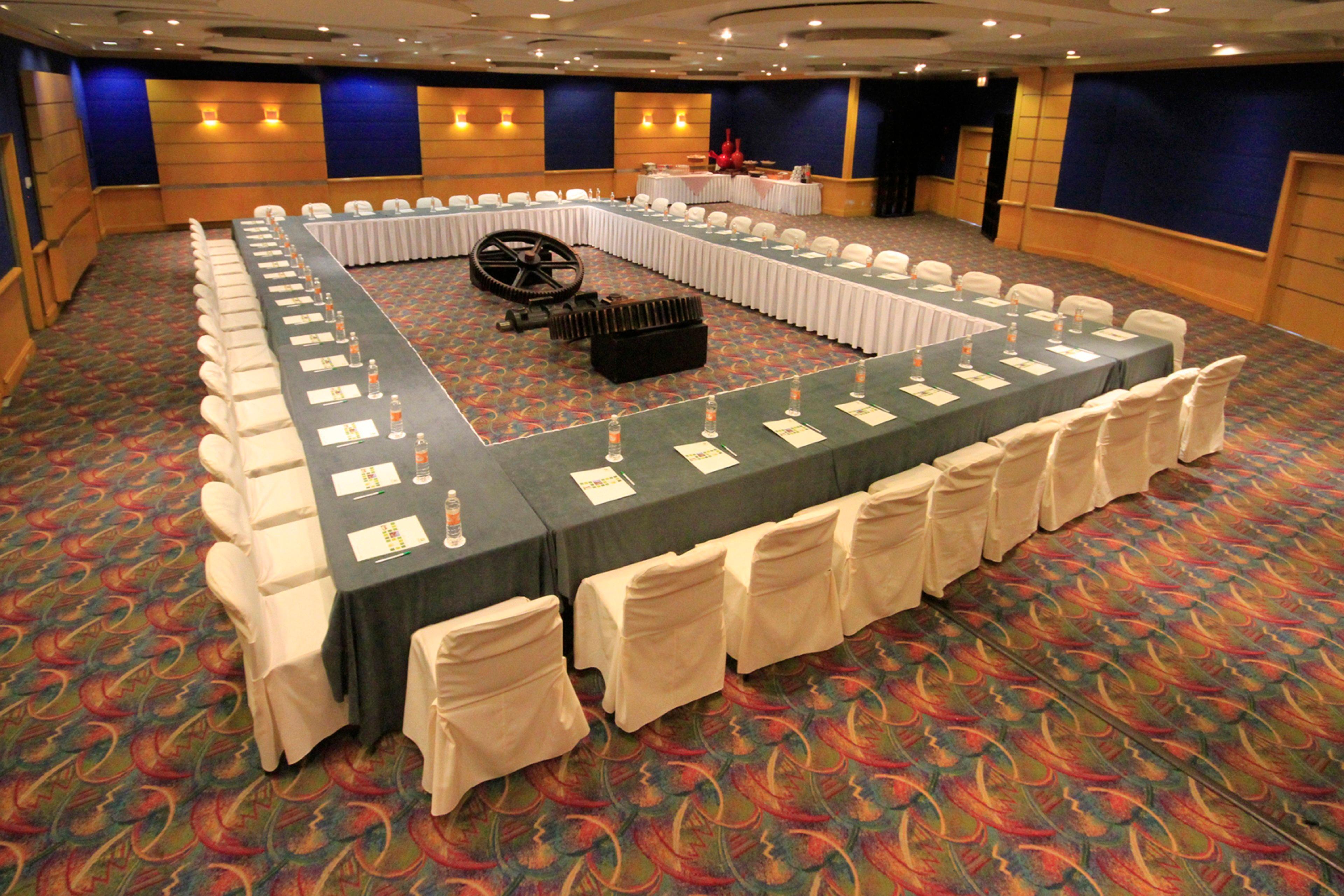Holiday Inn Monterrey-Parque Fundidora By Ihg Ngoại thất bức ảnh The U-shaped table at the 2008 World Economic Forum