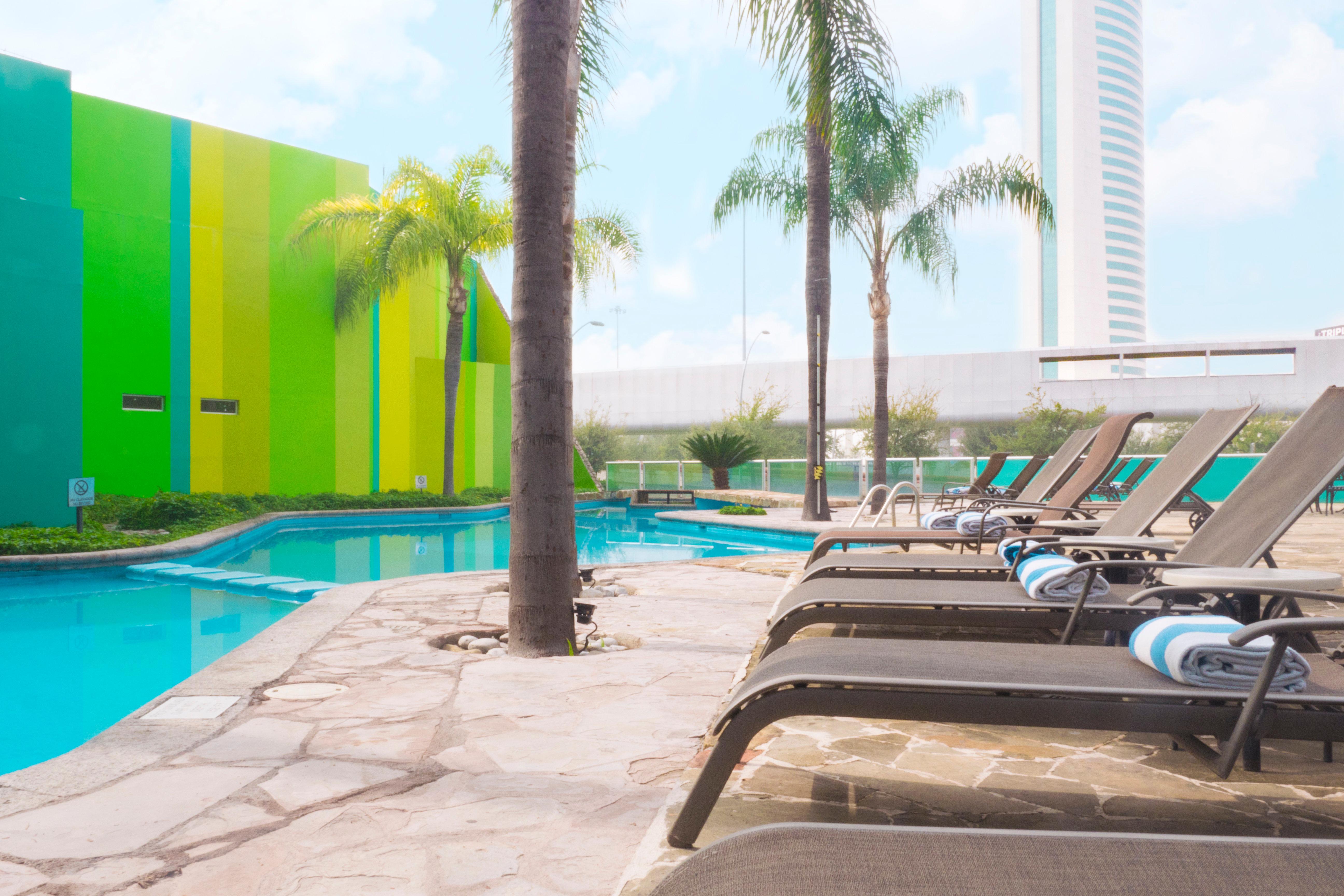 Holiday Inn Monterrey-Parque Fundidora By Ihg Ngoại thất bức ảnh The pool at the hotel