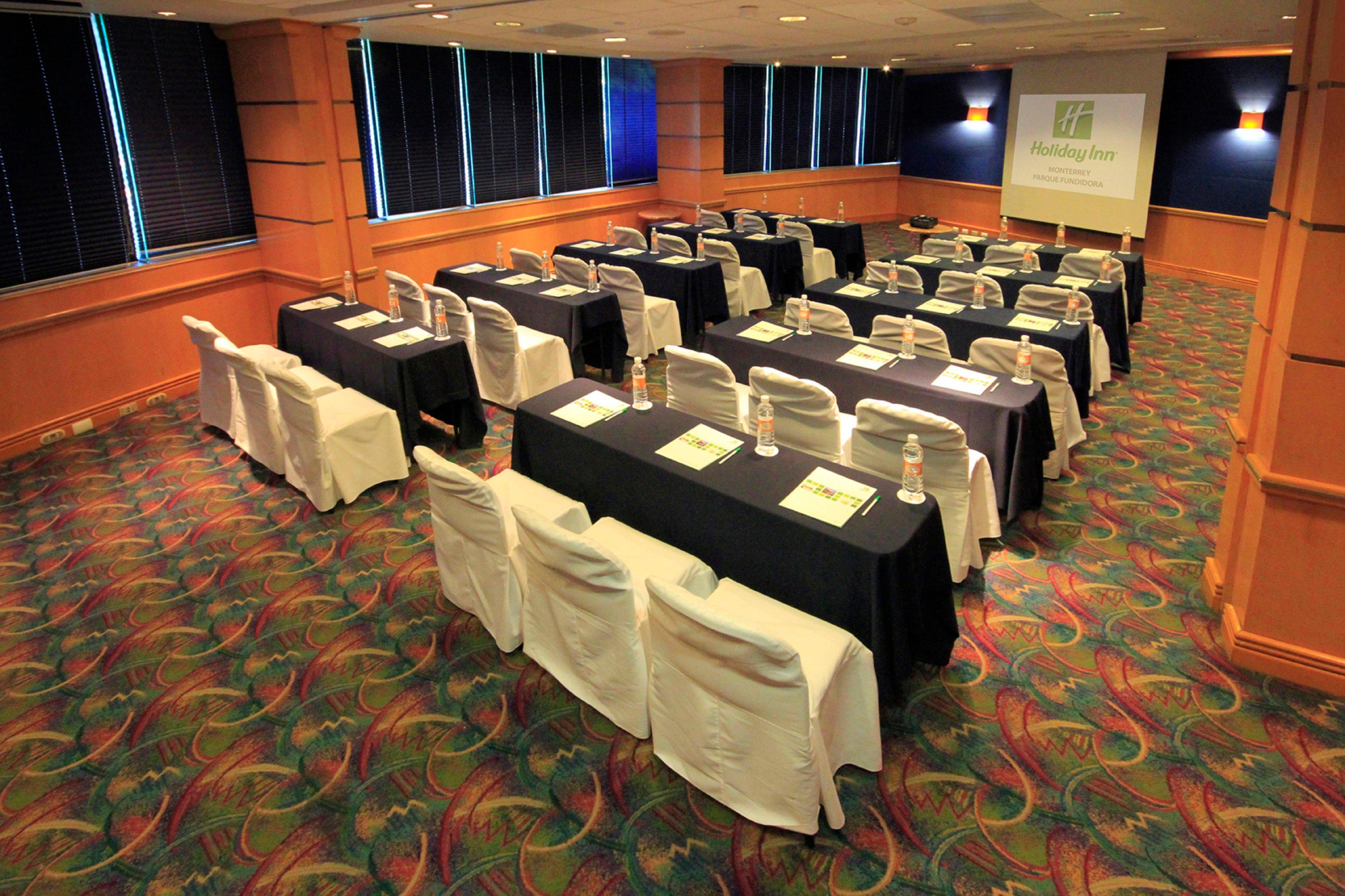Holiday Inn Monterrey-Parque Fundidora By Ihg Ngoại thất bức ảnh A typical classroom layout
